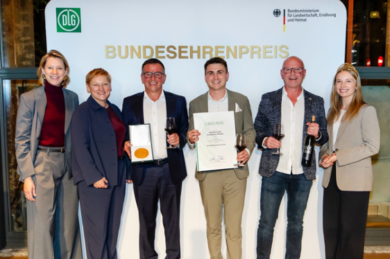 (v.l.n.r.) Freya von Czettritz (CEO der DLG Holding), Christel Jagst (Ministerialdirektorin für Agrarmärkte & Ernährung) Jürgen Willy, Leon Willy, Holger Willy, Anna Zenz (Dt. Weinkönigin)