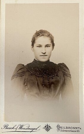 Portrait von Karoline Wilhelmine Sinn, später Siegler *3.12.1884 Aufgenommen im Atelier„ELLA“ von Busch & Wendnagel in der Sülmerstraße 63 Heilbronn Visitformat (6,5x10,5cm)