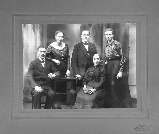 Familienbild aus dem Atelier von Gustav Welk