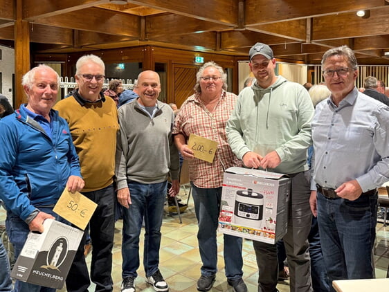 Die Erstplatzierten freuen sich über die gewonnenen Preise; die Organisatoren der Bürgerstiftung über den guten Ablauf des Preisbinokels