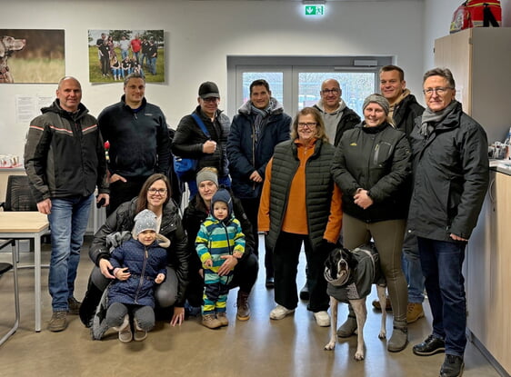 Mitglieder des Gemeinderates haben sich im Tierheim Heilbronn einen Eindruck von der dortigen Situation und Arbeit verschafft.