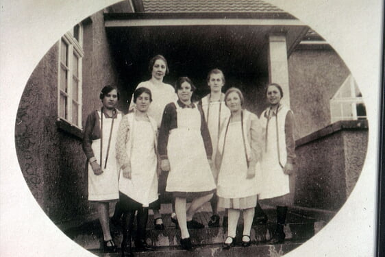 Junge Frauen eines Nähkurses am Eingang zur Schule in der Südstraße