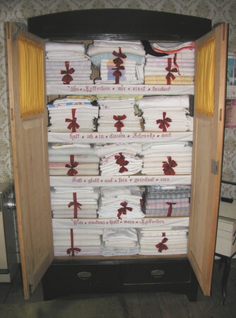 Wäscheschrank von Frida Kühner (1903 – 2004) am Marktplatz