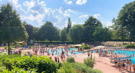das Freibad war trotz des wechselhaften Wetters sehr gut besucht