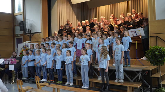 die Chöre beim gemeinsamen Singen des Schlusslieds
