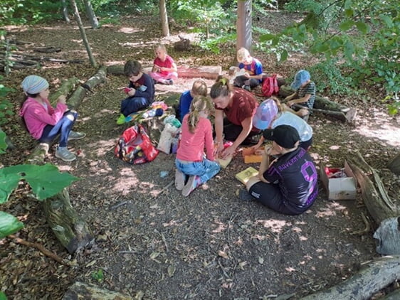 beim Sommerferienprogramm mit Jana Rether konnten die teilnehmenden Kinder „den Wald erleben“