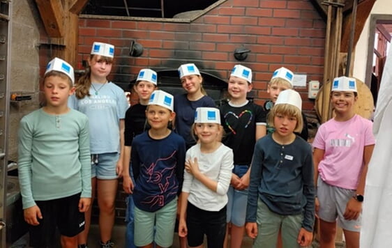 im Backhaus wurden von den Kindern leckere Pizza, Seelen und Streuselküchle gebacken