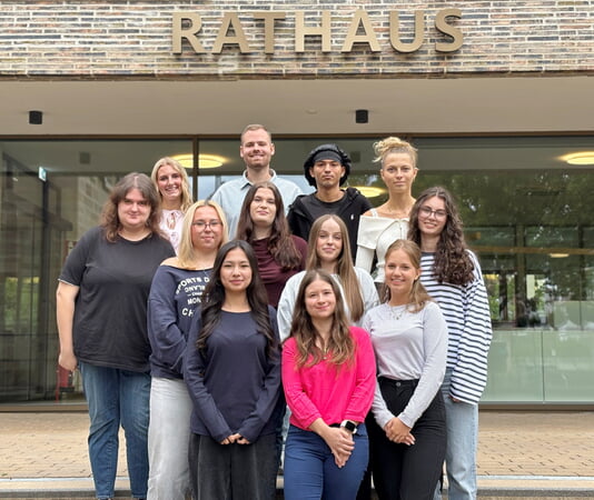 Foto: vorne v.l.nr.: Motahara Alijani, Andrea Rohrmus, Filina Sörös mittlere Reihe v.l.n.r: Christine Josch, Inga Potsch, Mara Kothe, Leni Colditz, Lena Berndl hinten v.l.r.: Emily Roth, Joshua Bunke, Michel De La Cruz Xacot, Elena Haffelder