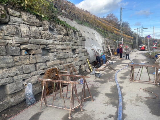 die betonierte Unterkonstruktion der Weinbergmauer