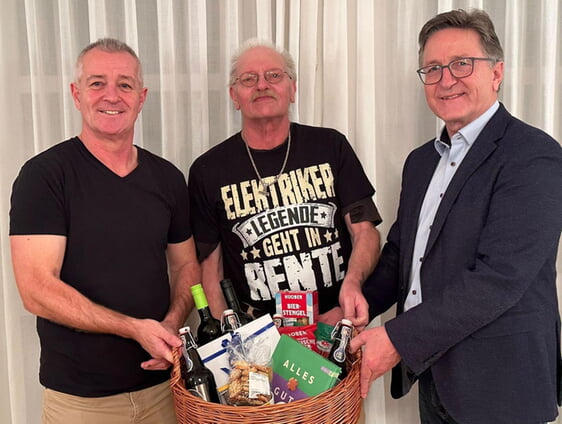 v.r.n.l.: B&uuml;rgermeister Volker Schiek, Erwin Strenkert und Personalratsvorsitzender Joe Pearson
