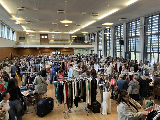 Volle Festhalle bei der Second Fashion Lounge