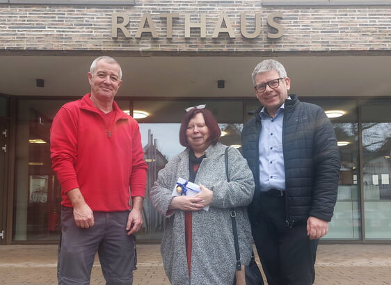 v.l.n.r.: Personalratsvorsitzender Joseph Pearson, Andrea Klein und Hauptamtsleiter Jochen Schmidt