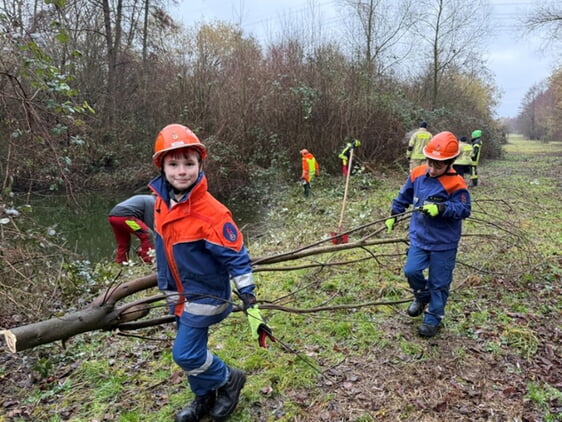 Die Jugendfeuerwehr hat mit Unterstützung einiger aktiver Kameraden einen Tümpel im Biotop Seewiesen freigeschnitten. Diese Maßnahme wurde fachlich begleitet von Ute Schimmele vom Landschaftserhaltungsverband, die seit Jahren nicht nur mit Rat unseren Landschaftspflegetag unterstützt, sondern regelmäßig selbst mit Hand anlegt.