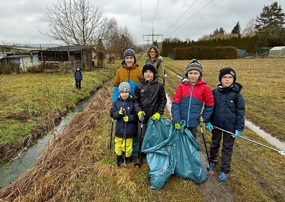 Eine ganz junge Truppe hat unter Führung von Vorname Mannschreck die Randbereiche des Katzentalbachs vom Abfall befreit. Eigentlich ist es beschämend, was da regelmäßig in der Landschaft und im Bach entsorgt wird.
