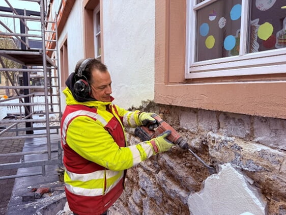 Auch mit Maschine eine schwere Arbeit. Fachm&auml;nnisch muss der gesamte Putz an der B&uuml;cherei abgetragen werden.