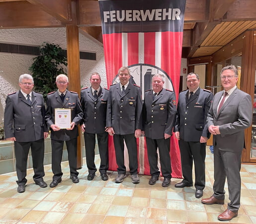 Ehrungen f&uuml;r enorme und langj&auml;hrige Verdienste um die Freiwillige Feuerwehr von links nach rechts: Siegbert Uzelmaier als stv. Vorsitzender des Kreisfeuerwehrverbandes, Ehrenkommandant Erich Coerver, Bernd Widenmeyer, Werner Plieninger, Harald Wendtland, Kommandant Michael Baier, B&uuml;rgermeister Volker Schiek. Auf dem Foto fehlen Rainer Adelhelm und Thomas Frank, die ebenfalls die Ehrennadel der Gemeinde Nordheim erhalten haben.