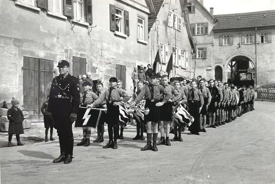 Umzug der Hitlerjugend auf dem Marktplatz mit Fahnen, Trommeln und Fanfaren