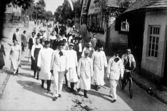 Maiumzug 1933, B&auml;cker und Maler vor der &bdquo;Krone&ldquo; in wei&szlig;er Arbeitskleidung