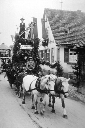 Links Festwagen der Zimmerleute, rechts der Wagen der Maler