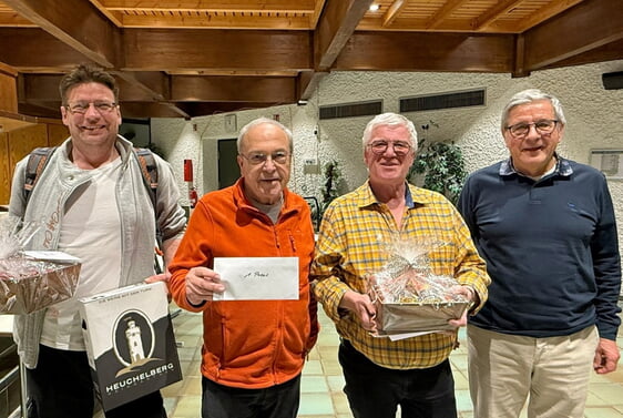 Organisator Sepp Ebner freut sich mit den drei Erstplatzierten &uuml;ber deren Erfolge und den reibungslo-sen Ablauf des Preisskats.