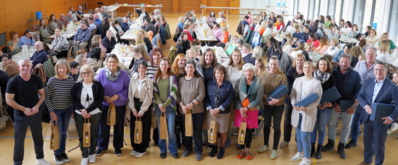 v.l.n.r. Personalratsvorsitzender Joseph Pearson, Susanne Betz, Tetjana Mikhejeva, Kerstin Durmus-Sch&ouml;nemann, Lisa Strau&szlig;, Susette B&uuml;nger, Simone Lippmann, Julia Buffing, Lirije Tafaj, Lea Gr&auml;f, Karin Gro&szlig;, Hanna Steinle, Sibylle Lehmann, Anke Rether, Mirjam Schaffert, Franziska Kurz, Diana Heinrich, Klaus Plieninger, Erich Wonner, B&uuml;rgermeister Volker Schiek