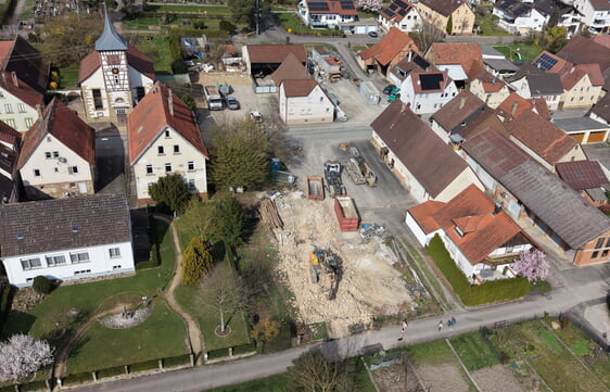 Neugewonnene Fl&auml;chen nach den Geb&auml;udeabbr&uuml;chen auf dem ehemaligen Vogelareal und gegen&uuml;ber neben der Kirche