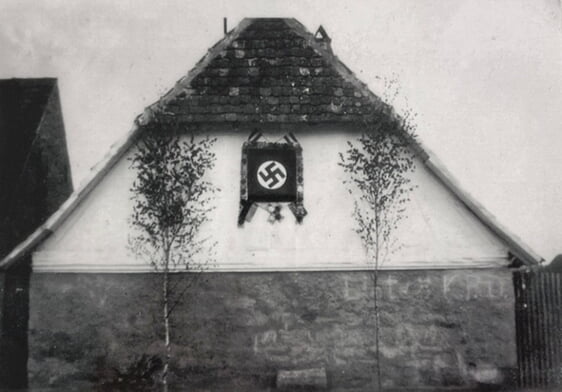 Geschm&uuml;ckter Giebel anl&auml;sslich eines Umzuges