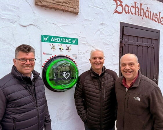Die drei Vorst&auml;nde der B&uuml;rgerstiftung Nordheim (Dieter Koppenh&ouml;fer, Reinhard Blatt und Clemens Mauersberger, von r. nach l.) freuen sich &uuml;ber den nun betriebsbereiten Defibrillator.