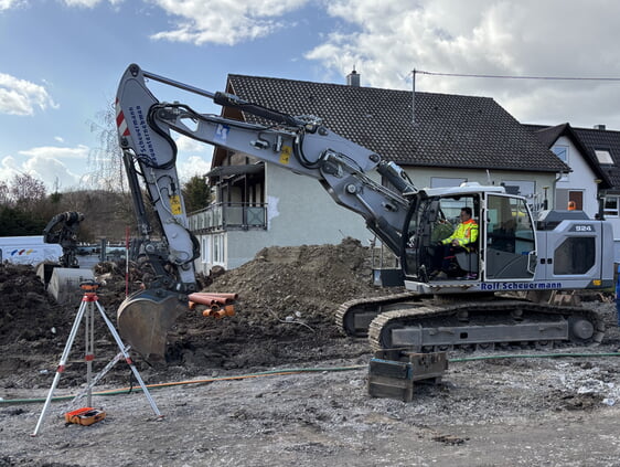 B&uuml;rgermeister Volker Schiek sitzt beim symbolischen Baggerbiss selbst am Steuer