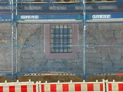 Der bei den Sanierungsarbeiten zum Vorschein gekommene Torbogen auf der Nordseite der B&uuml;cherei bleibt k&uuml;nftig sichtbar.