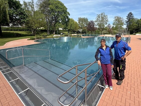 Das Stammpersonal unseres Freibades hat die umfangreichen Arbeiten zur Vorbereitung der kommenden Saison gut bew&auml;ltigt. Viola Beck und Marc H&auml;berle freuen sich gemeinsam mit den weiteren Besch&auml;ftigten auf den Beginn der Badesaison.