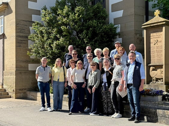 Nordheimer aus dem Elsass und aus W&uuml;rttemberg vor der Waldenserkirche in Nordhausen.