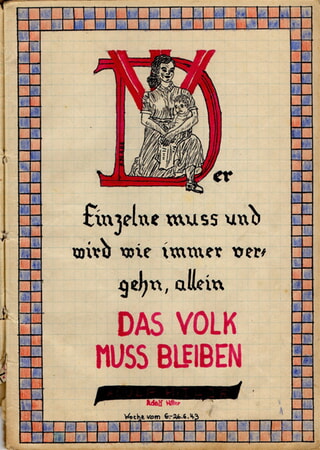 Wochenspruch vom Juni 1943; links das Original, rechts die Ausf&uuml;hrung von Hilde Frank (verh. Tausch), der Schwester von Helmut Frank. Sie fertigte dieses Blatt im Alter von 13 Jahren. (Der Text ist ein Zitat von Adolf Hitler.)