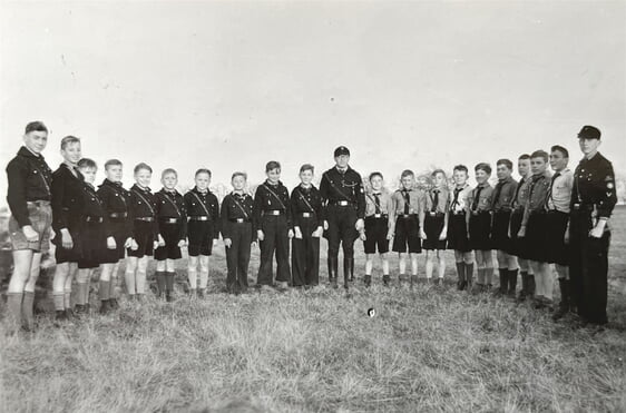In strammer Haltung und in Uniform pr&auml;sentiert sich die Hitlerjugend