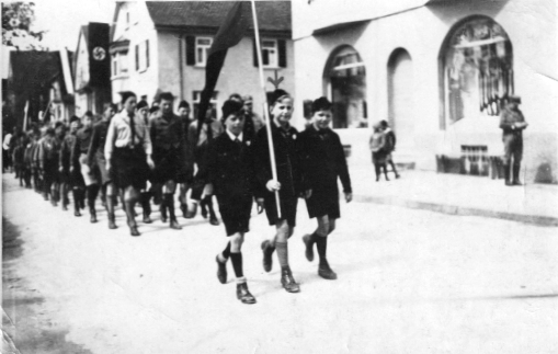 Hitlerjugend in der Bahnhofstra&szlig;e auf dem Weg zum Hitlerplatz