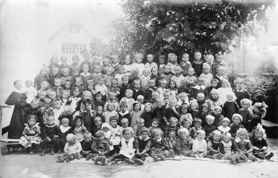 Kindergartenkinder mit Schwester Marie Koch und ihrer Gehilfin, 1932