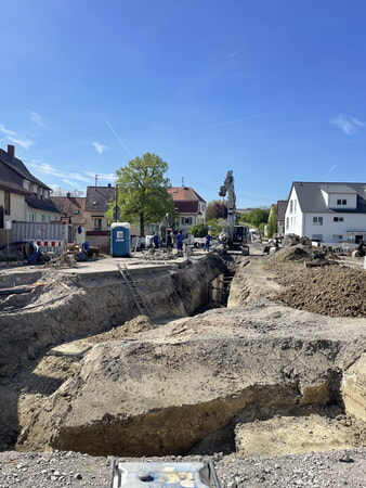 Kanalgraben entlang der Zaberg&auml;ustra&szlig;e mit Grabenverbauelementen.