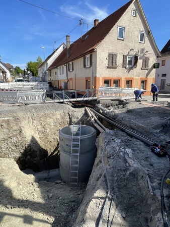Gro&szlig;er Abwasserkontrollschacht im Kreuzungsbereich.