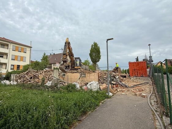 Der Bagger macht kurzen Prozess mit dem maroden Geb&auml;ude. Die Fl&auml;che soll unbebaut bleiben und k&uuml;nftig den Gr&uuml;nzug entlang des Katzentalbachs st&auml;rken.