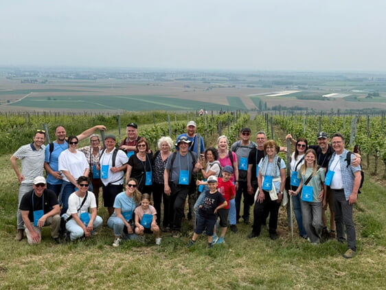 Gruppenbild in den Weinbergen: Nordheimer aus dem Elsass und aus W&uuml;rttemberg