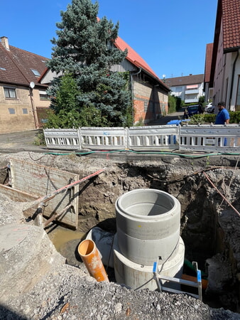 Der neue Abwasserkontrollschacht am Übergang von Ost- und Waldenserstraße.