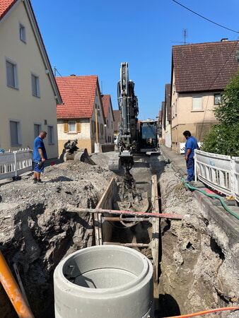 Mit schwerem Gerät werden die alten Kanalrohre in der Waldenserstraße herausgerissen.
