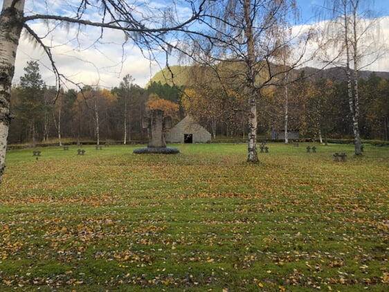 Der deutsche Soldatenfriedhof in Botn-Rognan (Norwegen) wurde 1956-1960 gemeinsam vom norwegischen Kriegsgräberdienst und dem Volksbund Deutsche Kriegsgräber errichtet. Dort befindet sich das Grab von Max Grau.