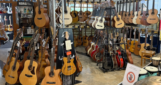 Ebenfalls im Erdgeschoss: Gitarren in einer großen Auswahl.