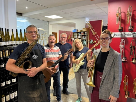 Das Team vom Musikhaus freut sich auf ihren Besuch; von links: Hans-Martin Schmidt, Gerald Martin, Jürgen Reinhardt; Aline Zoller und Karola Egyed; auf dem Foto fehlt Erzsébet Schmidt.