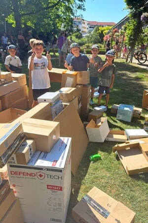 Kinder auf der Kartonagen-Baustelle beim Familienfest