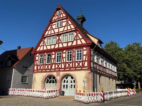 Die Entfernung des Arbeitsger&uuml;stes gibt den Blick auf die noch nicht ganz fertig sanierte Ortsb&uuml;cherei frei