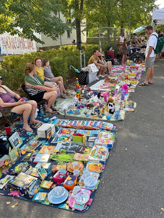 Der Kinderspielzeugflohmarkt.