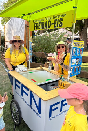 Leckere Abkühlung vom mobilen Eiswagen des Fördervereins Freibad Nordheim.