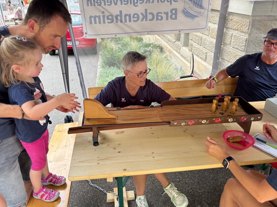 Konzentration und Geschick sind gefragt bei der Mini-Kegelbahn.